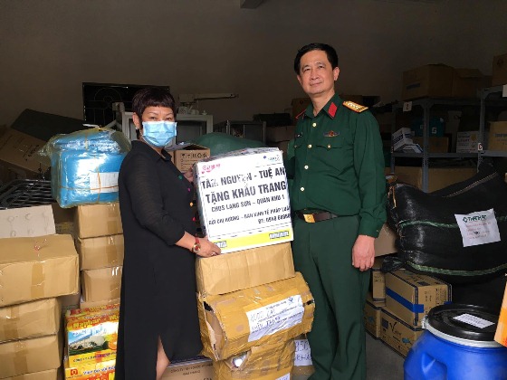 Trao tặng vật tư y tế và nhiều nhu, yếu phẩm cho Bộ chỉ huy quân sự tỉnh Lạng Sơn nhằm tiếp sức đẩy lùi dịch bệnh Covid-19